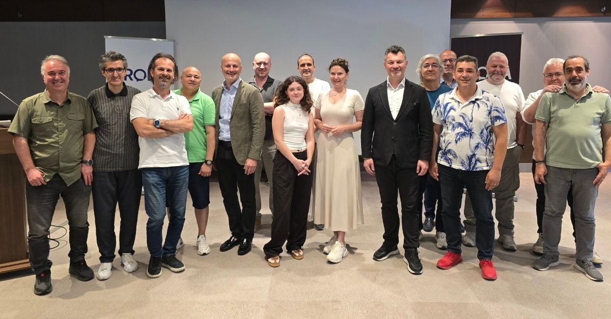 Proda yöneticileri, toplantıya katılan BMD üyeleriyle hatıra fotoğrafı çektirdi.