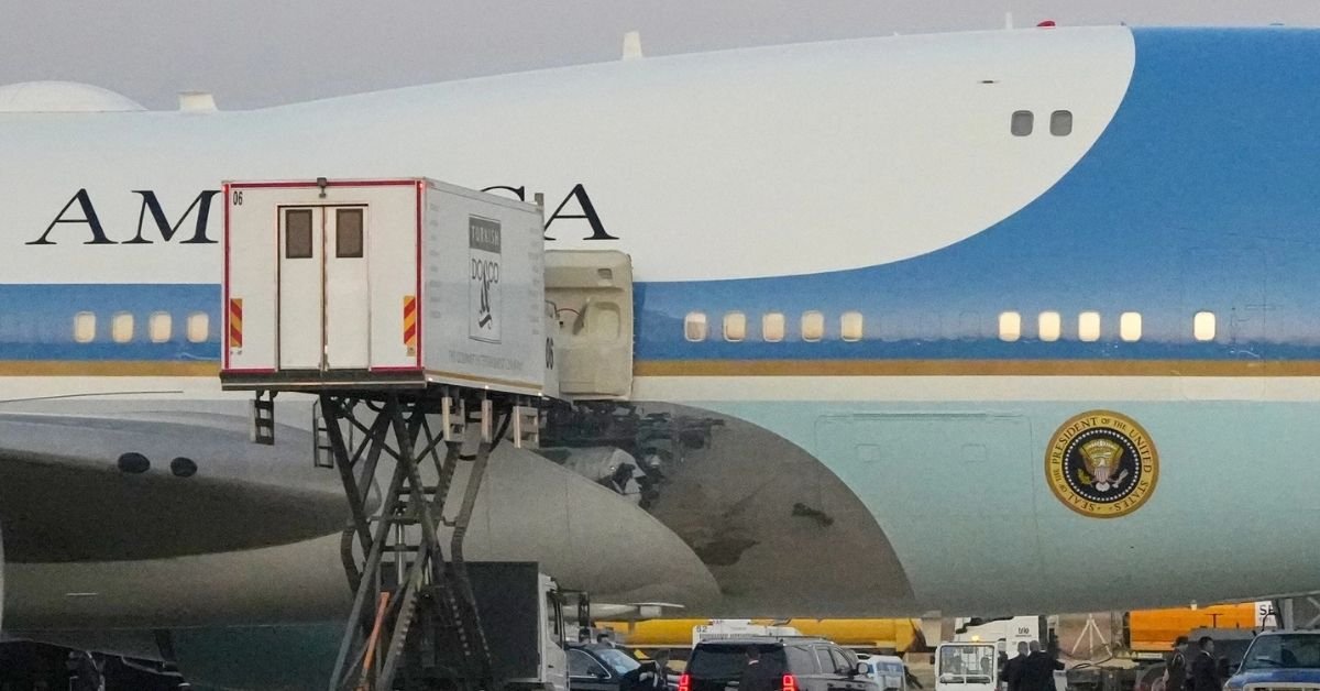 Donald Trump, Turkish DO&CO şirketine ait ikram aracına binerek uçak değiştirdi.