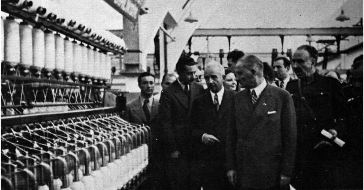 Mustafa Kemal Atatürk ve İsmet İnönü fabrikada incelemelerde bulunurken. (9 Ekim 1937)